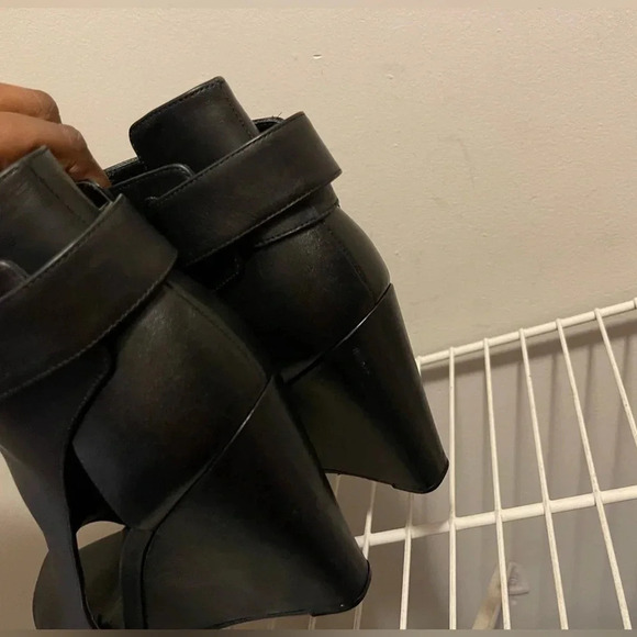 Vince. Katia leather wedge heel booties cut out details - Picture 9 of 13